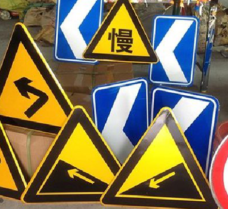 英山标识标牌中颜色的确定是很重要的。